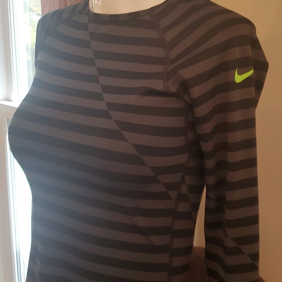 Nwot nike pro dri fit striped top xs - Picture 2 of 4
